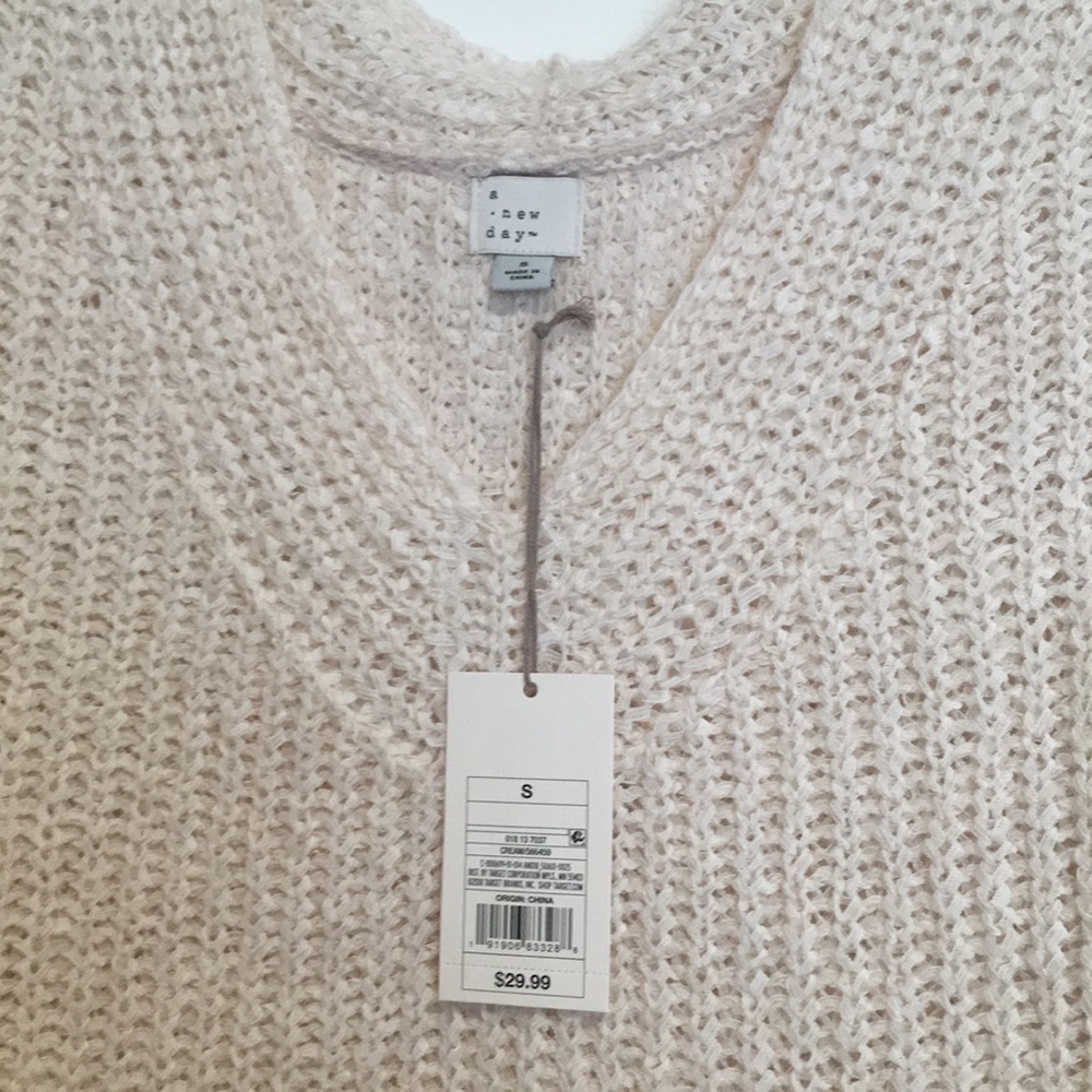 NWT cream v-neck pullover sweater - Picture 5 of 6